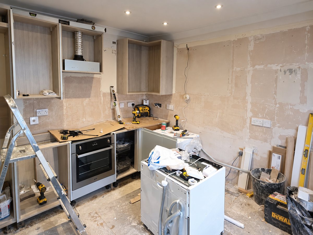 Room before the Dark grey kitchen installation